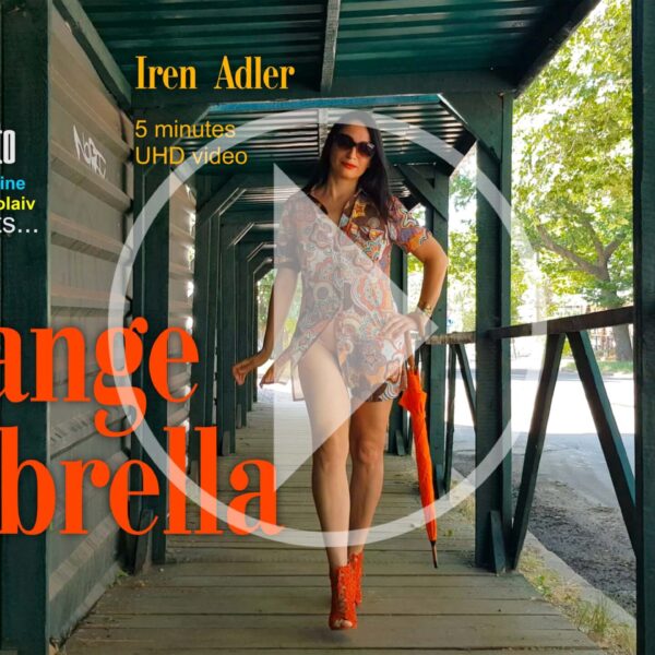 Дівчина з парасолькою гуляє містом без трусів